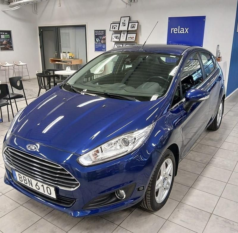 Begagnad Ford Fiesta Titanium 80 HK (58 kW) 2014 Deep impact blue met Halvkombi