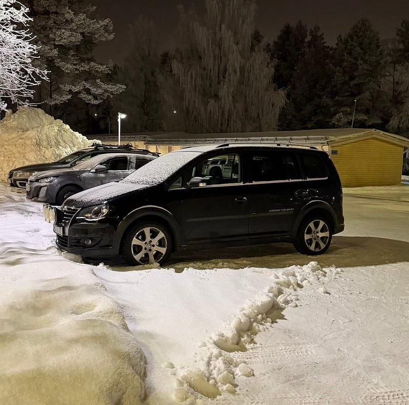 Sapphire black Begagnad 2009 VW Touran Cross Minibuss | 55 000 kr (Marknadspris) - Bild 1/4