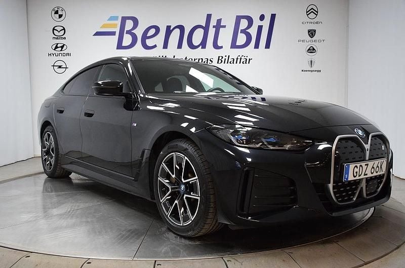 Begagnad BMW i4 M Sport 250 kW (340 HK) 2022 Safirsvart metallic Sedan