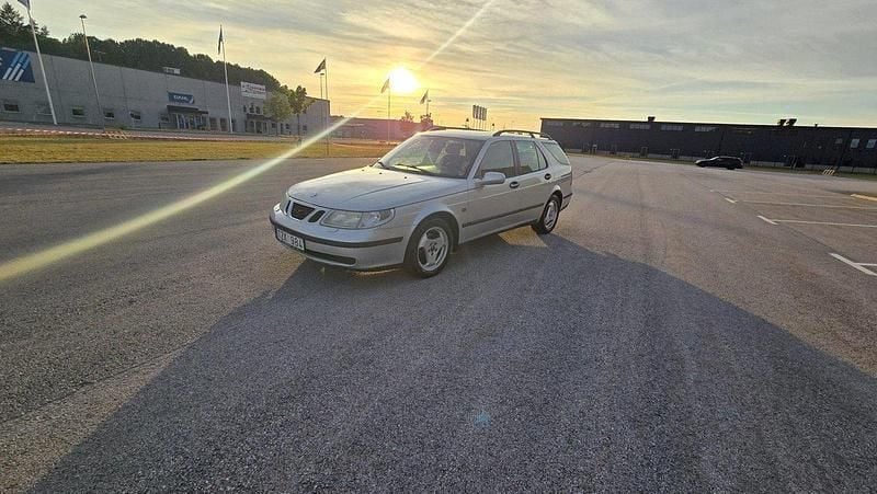 Grå Begagnad 2003 Saab 9-5 Kombi | 15 000 kr (Lite dyr) - Bild 1/4