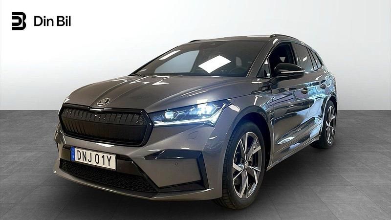 Grå Begagnad 2023 Skoda Enyaq iV SportLine SUV | 489 900 kr (Marknadspris) - Bild 1/4