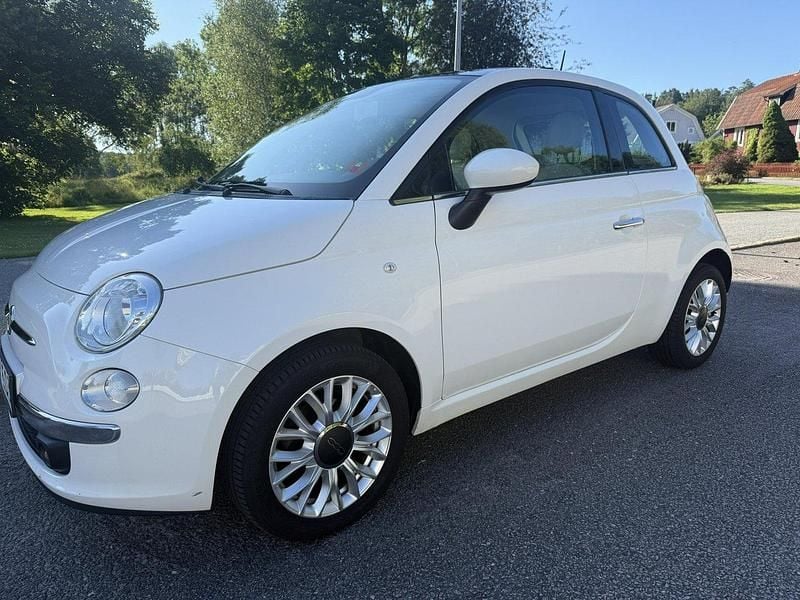 Vit Begagnad 2015 Fiat 500 Lounge Halvkombi | 65 000 kr (Marknadspris) - Bild 1/4