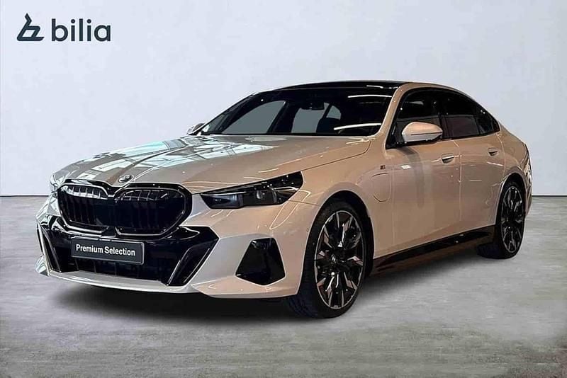 Vit Begagnad 2025 BMW 530e M Sport Sedan | 789 900 kr - Bild 1/1