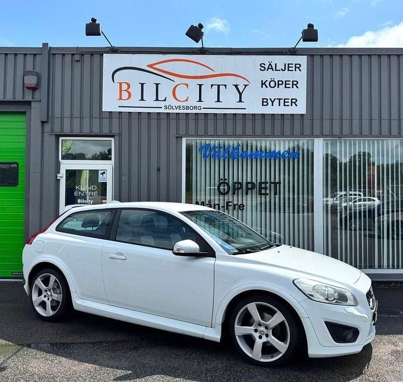 Vit Begagnad 2011 Volvo C30 R-Design Halvkombi | 67 900 kr (Marknadspris) - Bild 1/4