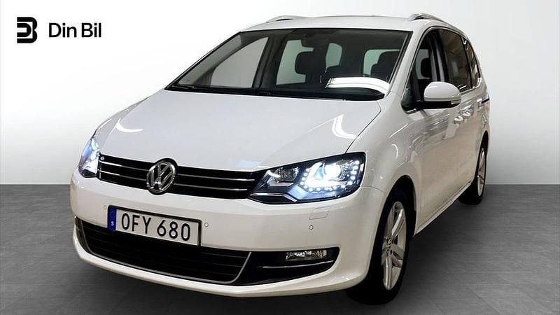 Vit Begagnad 2016 VW Sharan Highline Minibuss | 234 900 kr (Marknadspris) - Bild 1/4