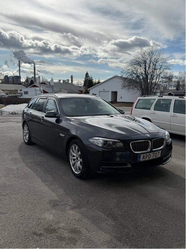 Grå Begagnad 2015 BMW 520 Kombi | 149 000 kr (Marknadspris) - Bild 1/4