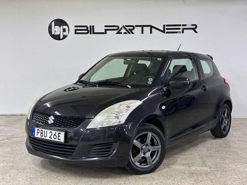 Svart Begagnad 2013 Suzuki Swift GL Halvkombi | 39 900 kr (Marknadspris) - Bild 1/4