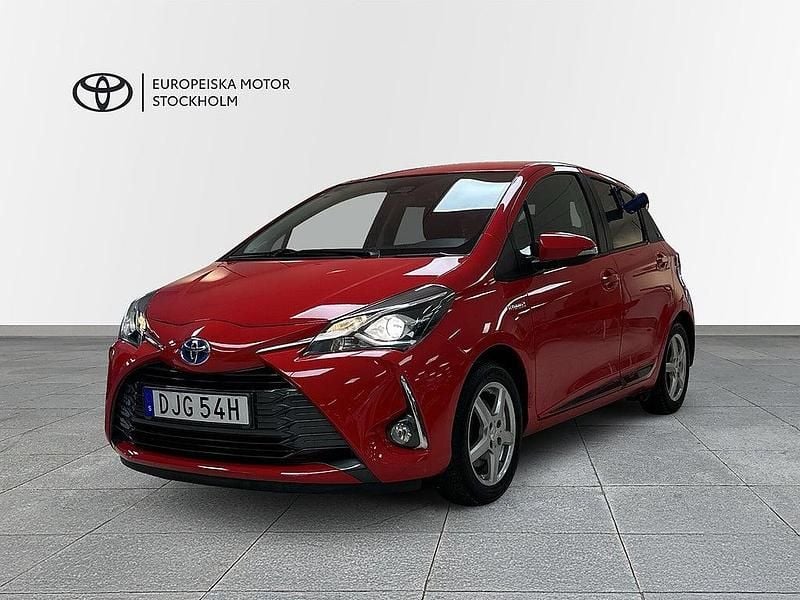 Begagnad Toyota Yaris Hybrid 101 HK (74 kW) 2019 Röd Halvkombi