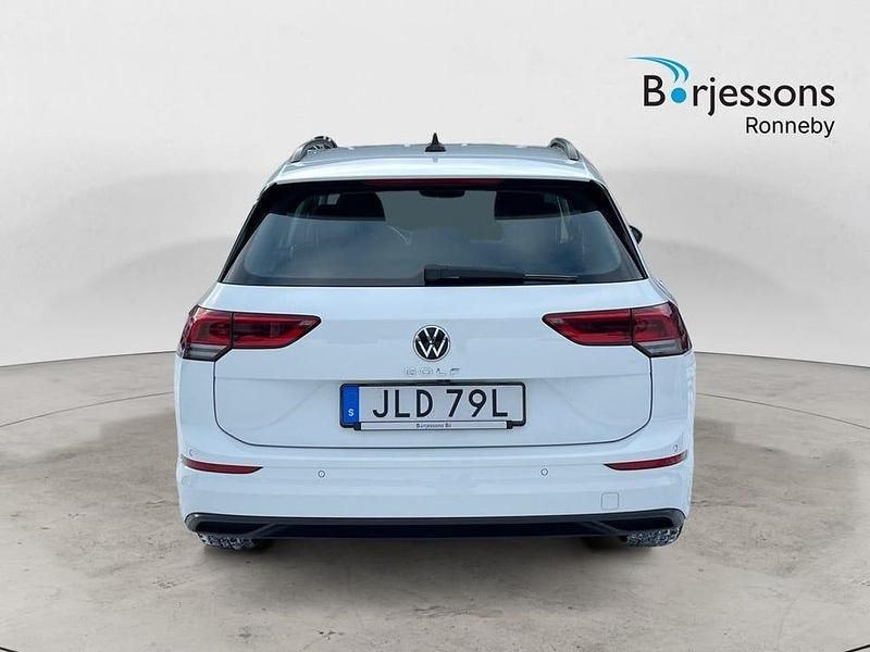 Begagnad VW Golf VIII Life 117 HK (86 kW) 2022 Vit Kombi