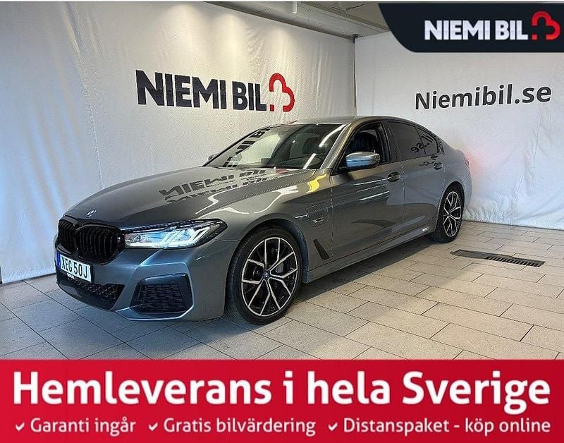 Blå Begagnad 2021 BMW 545e M Sport Sedan | 489 900 kr (Superpris) - Bild 1/3