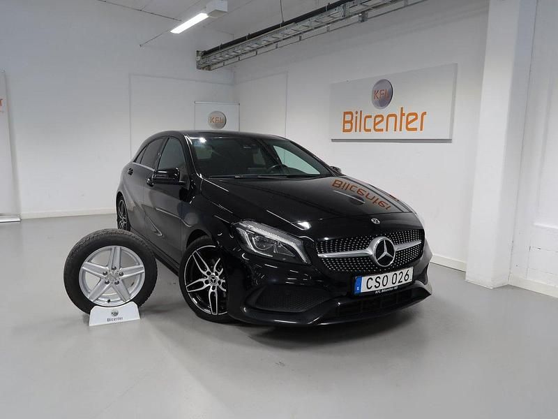 Svart Begagnad 2018 Mercedes A180 Style Halvkombi | 169 900 kr (Marknadspris) - Bild 1/3