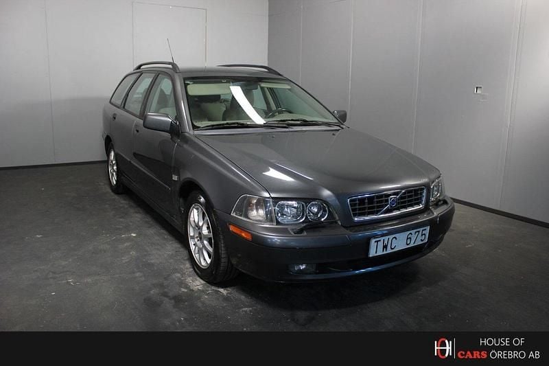 Grå Begagnad 2003 Volvo V40 Kombi | 19 900 kr (Marknadspris) - Bild 1/4