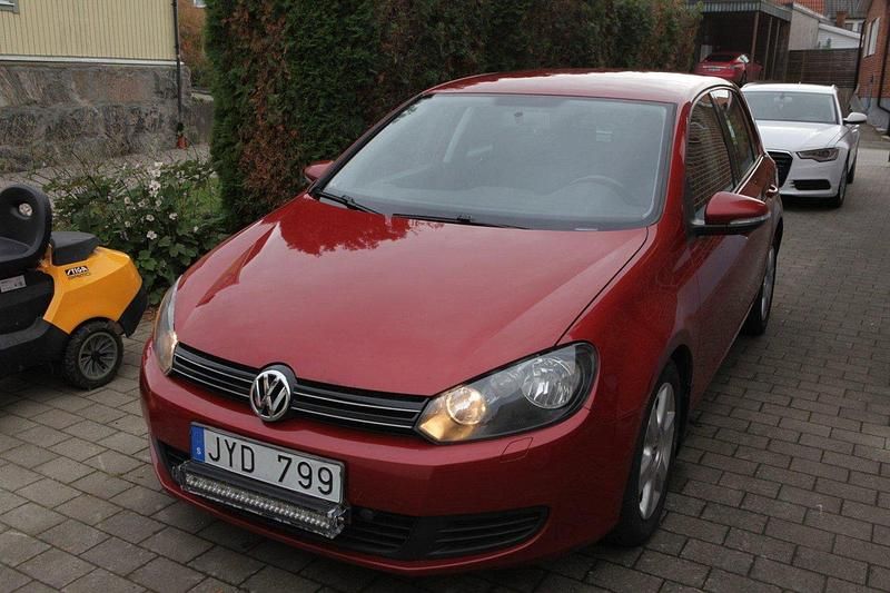 Röd Begagnad 2010 VW Golf VI Halvkombi | 41 000 kr (Marknadspris) - Bild 1/4