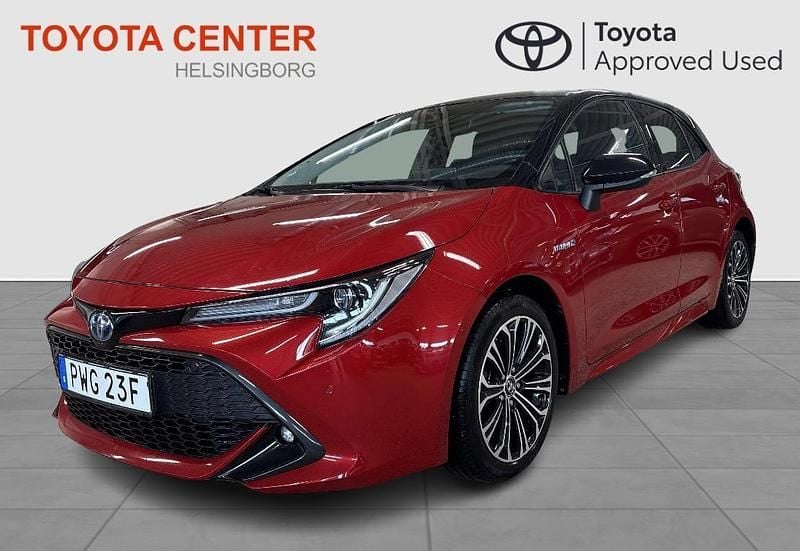 Röd Begagnad 2019 Toyota Corolla Hybrid Style Halvkombi | 219 500 kr (Marknadspris) - Bild 1/4