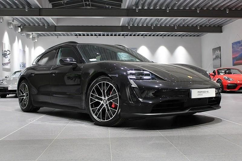 Svart Begagnad 2022 Porsche Taycan Sport Turismo Kombi | 795 000 kr - Bild 1/4