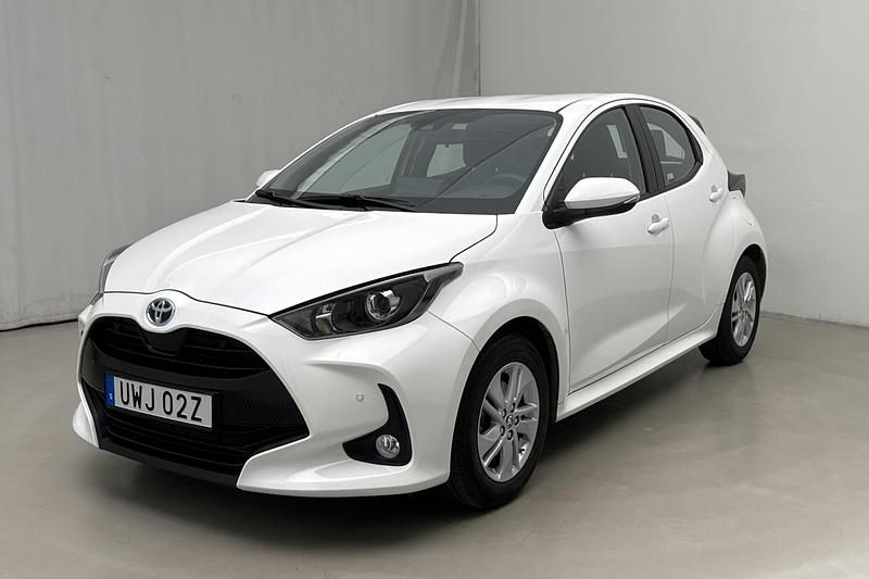 Vit Begagnad 2024 Toyota Yaris | 244 900 kr - Bild 1/4
