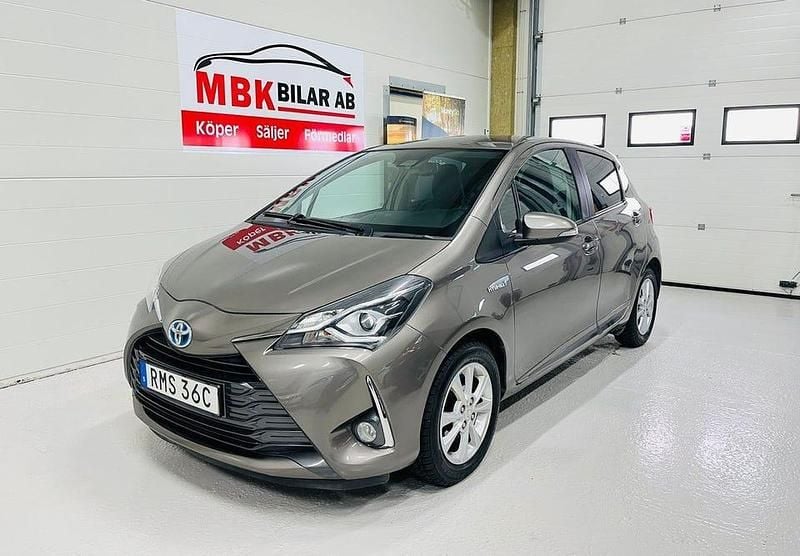 Begagnad Toyota Yaris Hybrid 101 HK (74 kW) 2019 Grå