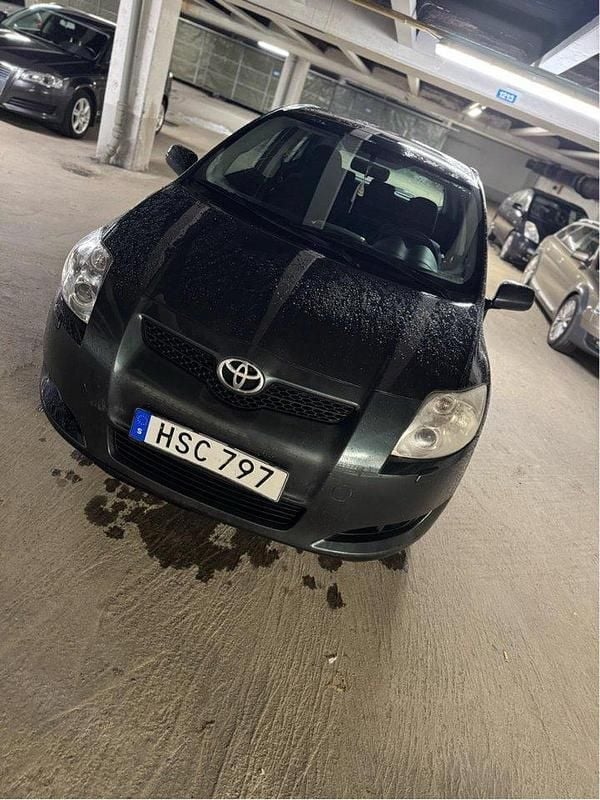 Grön Begagnad 2007 Toyota Auris Halvkombi | 59 600 kr (Bra pris) - Bild 1/4