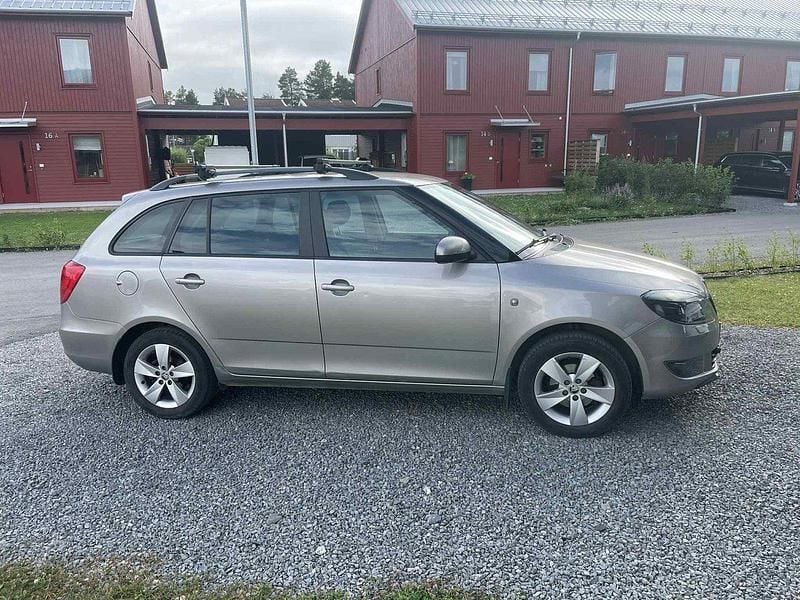 Brun Begagnad 2014 Skoda Fabia Ambiente Kombi | 69 900 kr (Marknadspris) - Bild 1/4