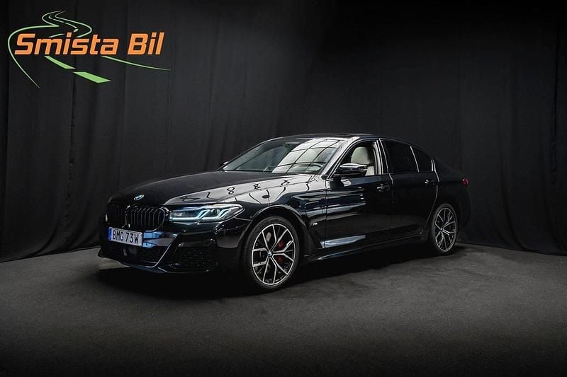 Svart Begagnad 2021 BMW 545e Shadowline Sedan | 569 900 kr - Bild 1/3