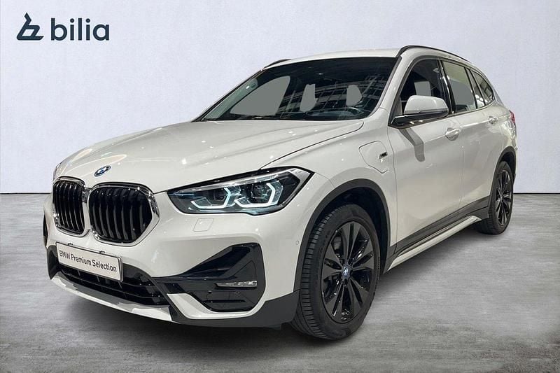 Vit Begagnad 2021 BMW X1 Sport Line SUV | 289 000 kr (Marknadspris) - Bild 1/4