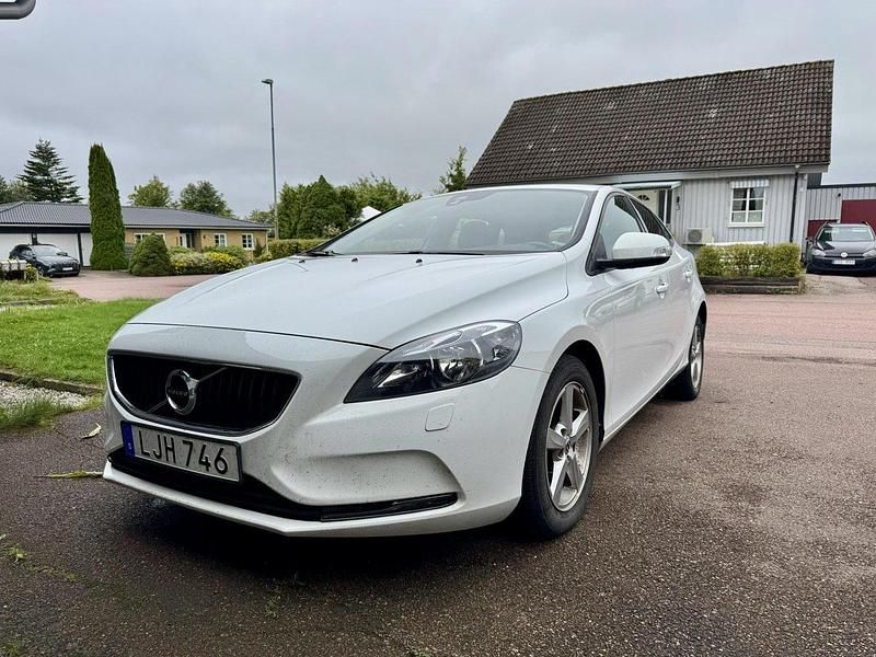 Vit Begagnad 2017 Volvo V40 Kombi | 155 000 kr (Marknadspris) - Bild 1/4