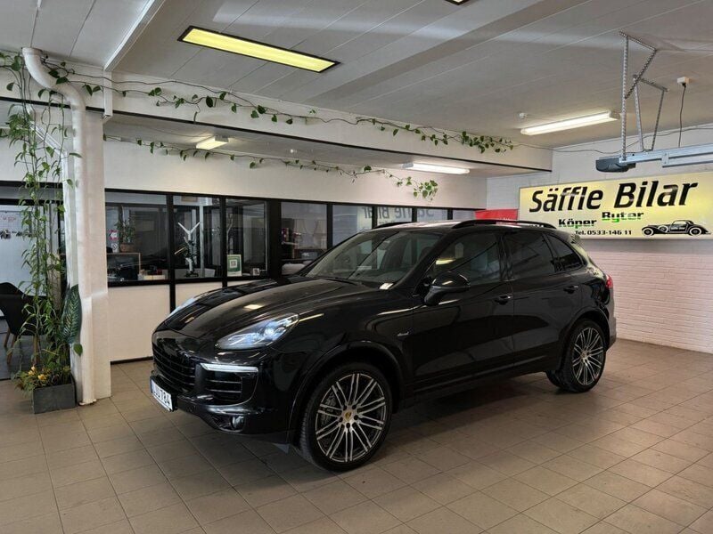 Svart Begagnad 2017 Porsche Cayenne Sport SUV | 449 900 kr - Bild 1/4