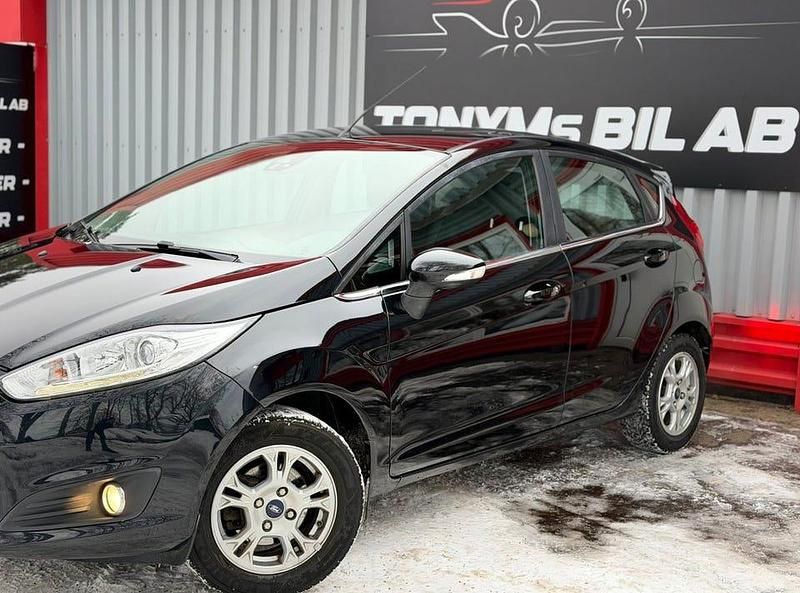 Begagnad Ford Fiesta Titanium 80 HK (58 kW) 2015 Svart Halvkombi