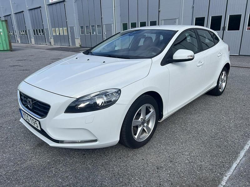 Vit Begagnad 2016 Volvo V40 Kinetic Kombi | 117 000 kr (Marknadspris) - Bild 1/4