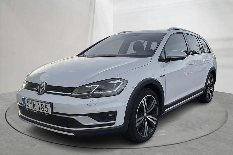 Vit Begagnad 2018 VW Golf VII Sedan | 180 000 kr (Marknadspris) - Bild 1/4