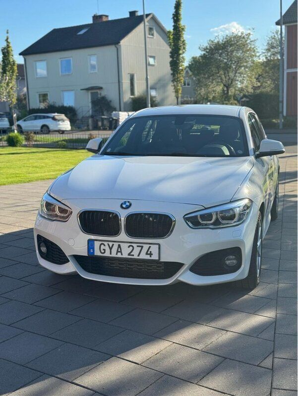 Vit Begagnad 2017 BMW 118 M Sport Halvkombi | 119 000 kr (Marknadspris) - Bild 1/4