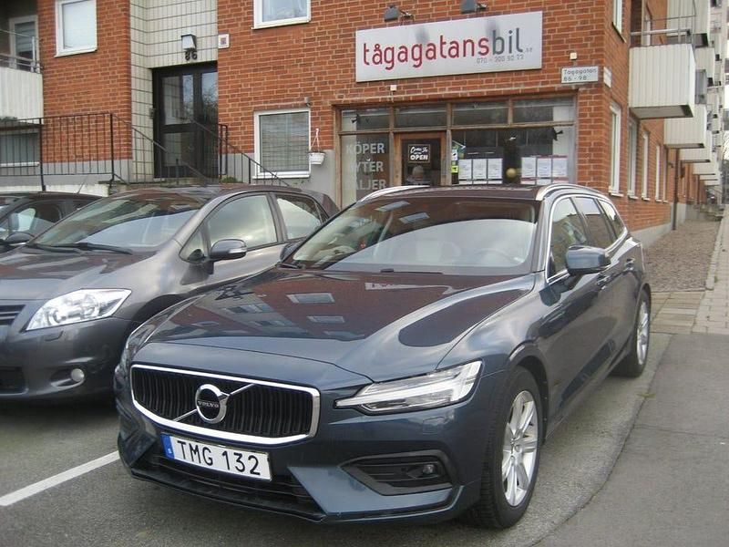 Blå effektmetallic Begagnad 2019 Volvo V60 Momentum Kombi | 229 899 kr (Marknadspris) - Bild 1/4