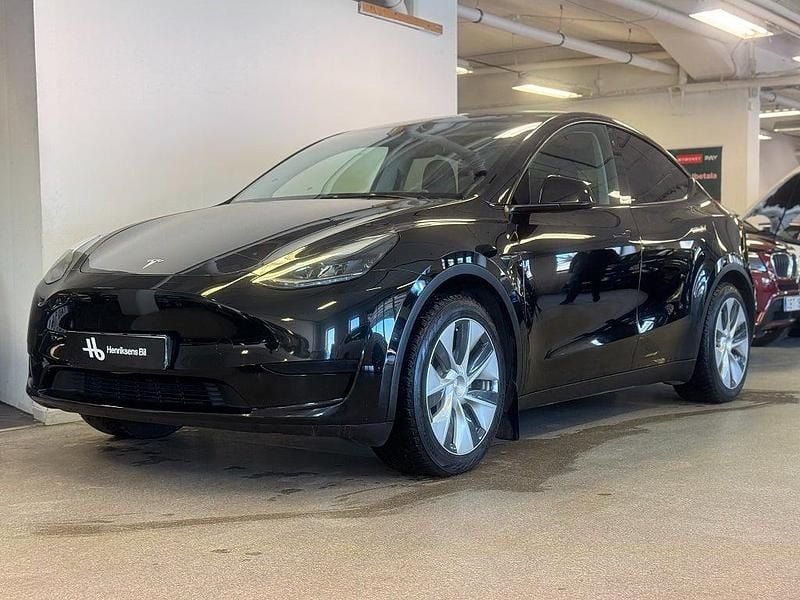 Begagnad Tesla Model Y Standard Range 250 kW (340 HK) 2022 Svart SUV