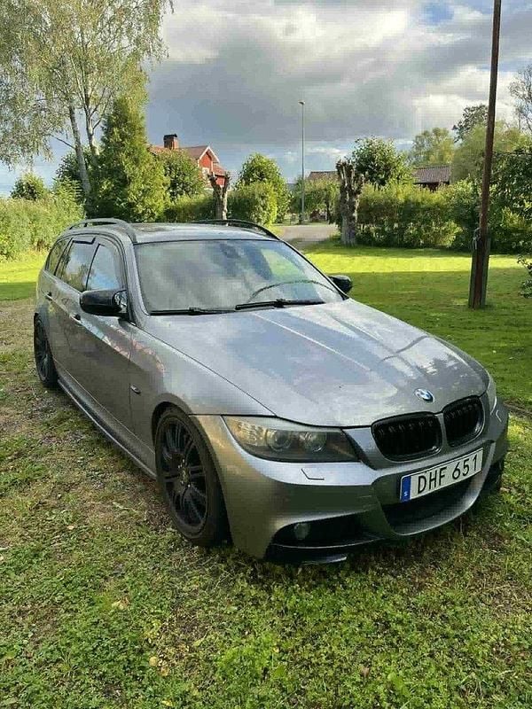 Grå Begagnad 2009 BMW 330 Comfort Edition Kombi | 105 000 kr (Marknadspris) - Bild 1/4