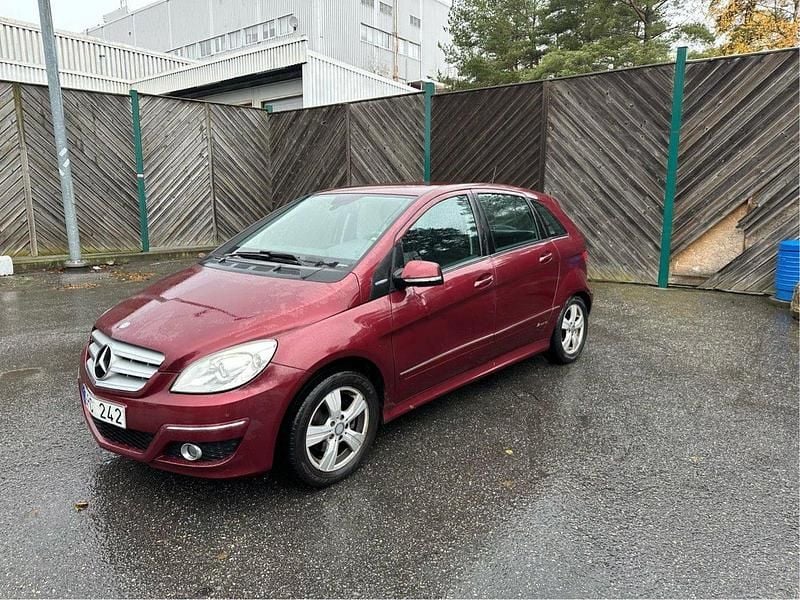 Röd Begagnad 2011 Mercedes B180 Minibuss | 29 000 kr (Superpris) - Bild 1/4