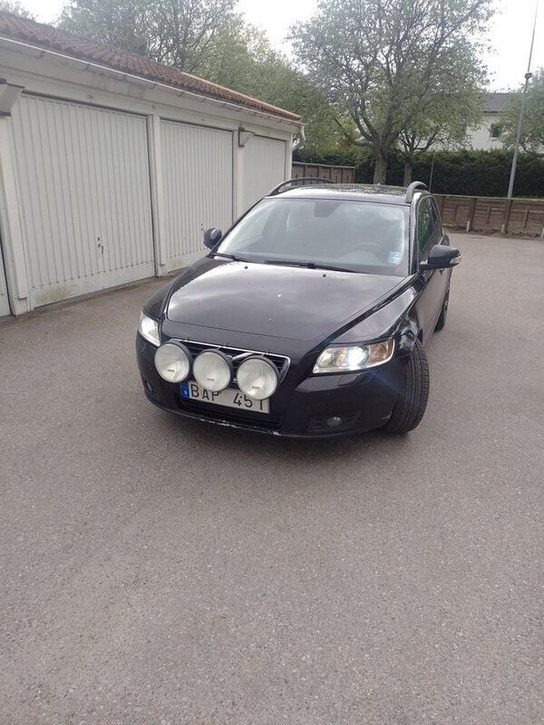Svart Begagnad 2011 Volvo V50 Momentum Kombi | 33 000 kr (Bra pris) - Bild 1/4