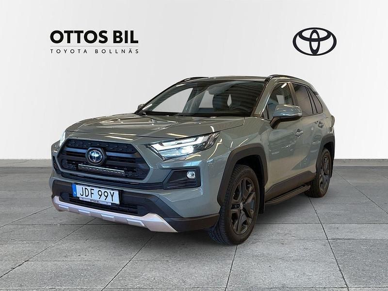 Grön Begagnad 2023 Toyota RAV4 Hybrid SUV | 409 000 kr (Marknadspris) - Bild 1/4