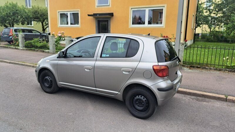Grå Begagnad 2003 Toyota Yaris Halvkombi | 35 000 kr (Marknadspris) - Bild 1/3