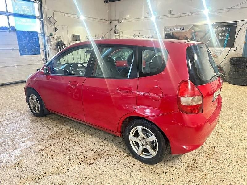 Begagnad Honda Jazz 83 HK (61 kW) 2008 Röd Halvkombi