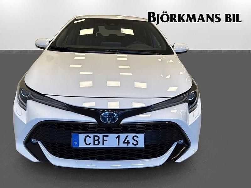 Begagnad Toyota Corolla Hybrid 98 HK (72 kW) 2022 Vit Halvkombi