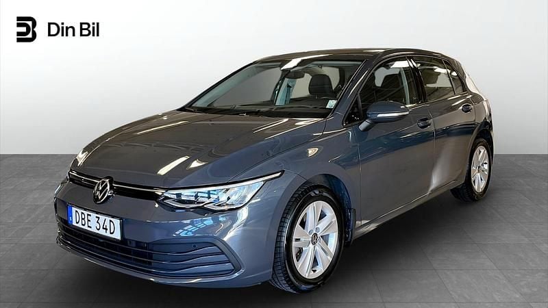 Mörkgrå Begagnad 2022 VW Golf VIII Life Kombi | 239 000 kr (Marknadspris) - Bild 1/4