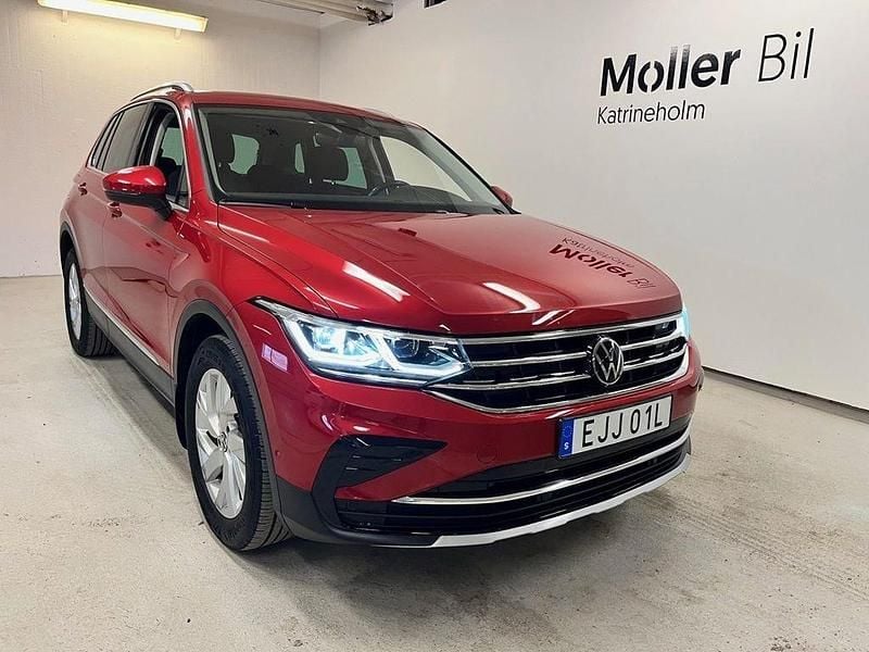 Mörkröd (kings red metallic) Begagnad 2023 VW Tiguan Elegance SUV | 377 500 kr (Bra pris) - Bild 1/4