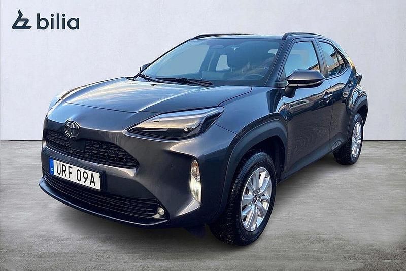Grå Begagnad 2024 Toyota Yaris Cross Active SUV | 279 900 kr (Marknadspris) - Bild 1/3
