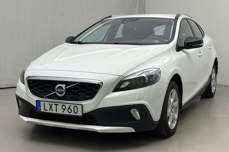 Vit Begagnad 2014 Volvo V40 CC Momentum Kombi | 129 800 kr (Marknadspris) - Bild 1/4