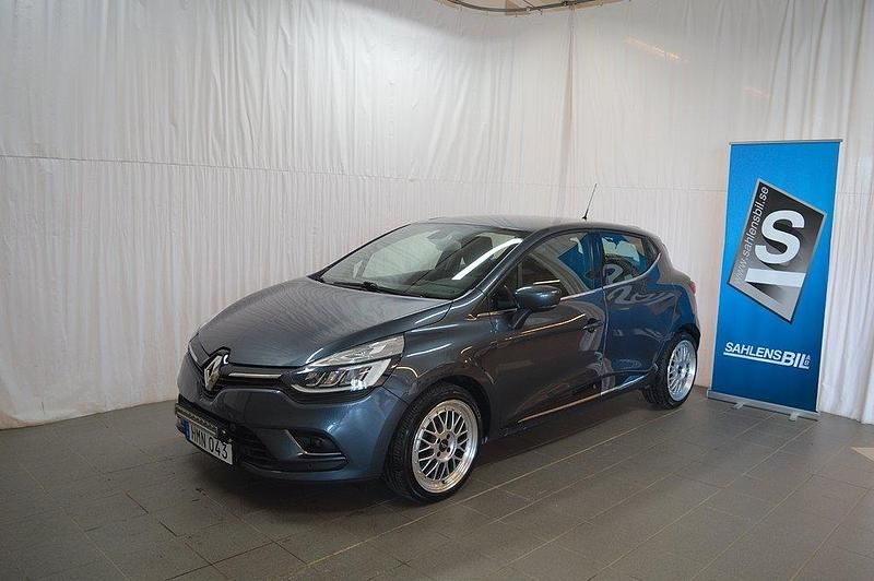 Grå Begagnad 2018 Renault Clio IV Intens Halvkombi | 114 000 kr (Lite dyr) - Bild 1/4