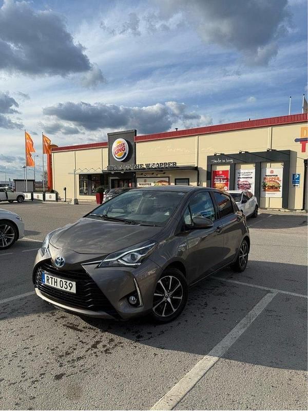 Grå Begagnad 2018 Toyota Yaris Hybrid Edition Halvkombi | 158 000 kr (Marknadspris) - Bild 1/4