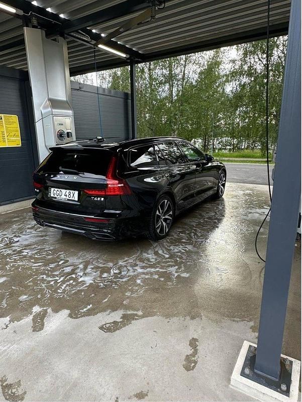 Svart Begagnad 2019 Volvo V60 R-Design Kombi | 336 900 kr (Bra pris) - Bild 1/3