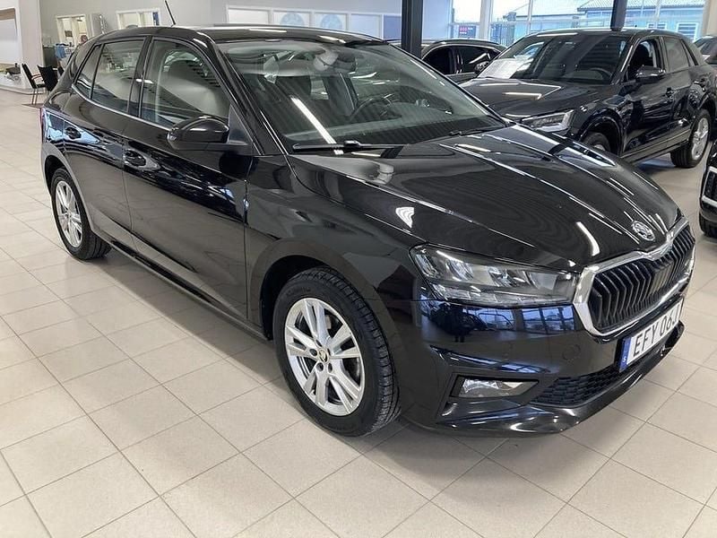 Black magic pärleffekt me Begagnad 2022 Skoda Fabia Style Halvkombi | 179 900 kr (Marknadspris) - Bild 1/4