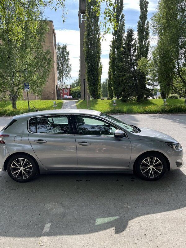 Grå Begagnad 2015 Peugeot 308 Allure Halvkombi | 128 000 kr (Marknadspris) - Bild 1/4