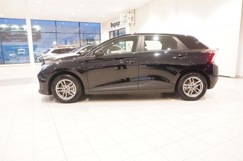 Begagnad MG MG4 EV 125 kW (170 HK) 2022 Svart Halvkombi